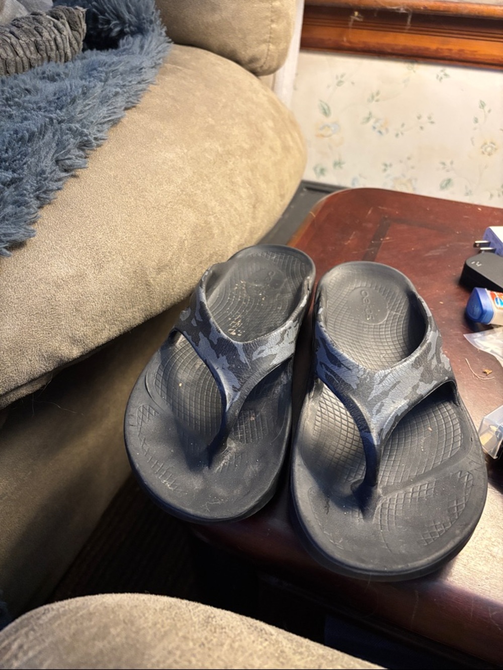 OOFOS Black and Gray Patterned Sandals